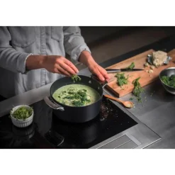 Kasserolle mit Deckel 3,5 l Rotisser schwarz<Fiskars