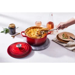 Le Creuset Weihnachtsmenü|Weihnachten|Bräter mit Deckel 28 cm Signature kirschrot