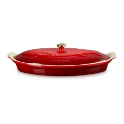 Le Creuset Backformen|Kochwelt Entdecken|Fischbackform mit Deckel 34 cm Tradition Kirschrot