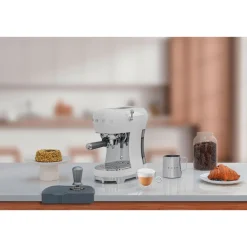 Espressomaschine ECF02WHEU 50’s Style weiß<Smeg Outlet
