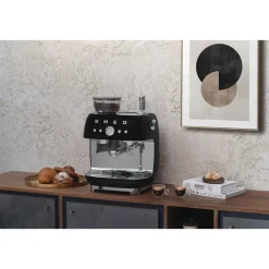 Espressomaschine mit Mahlwerk EGF03 2 Tassen 1650 50’s Style schwarz<Smeg Best